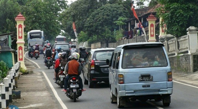 Wisatawan padati jalan Baron. Foto : Sumaryanto