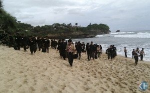 Siswa SMA 2 Playen Mengadakan aksi Bersih Pantai. Foto:Jhodi