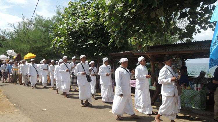 Ribuan Umat Hindu Gelar Upacara Melasti Di Pantai Ngobaran KH