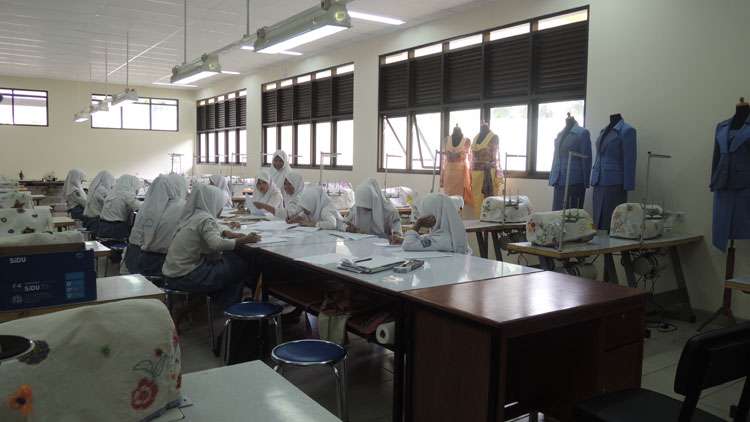 Suasana praktek desain pakaian di SMKN 2 Gedangsari. KH/ Kandar