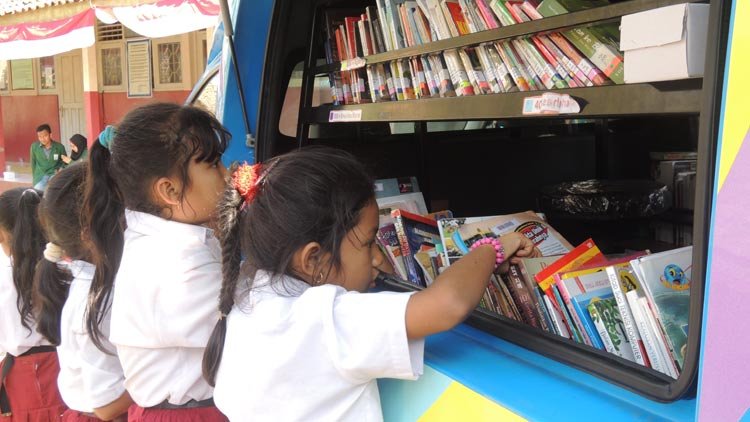 Siswa SD memilih buku bacaan di Perpustakaan Keliling. KH/ Kandar