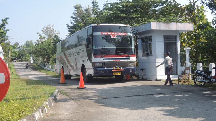 Bus reguler datang masuk ke Terminal Dhaksinarga membawa pemudik ke Gunungkidul. KH/ Kandar