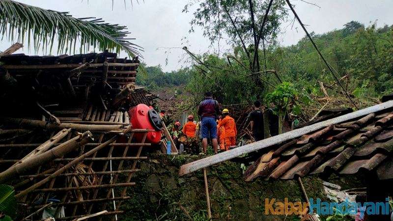 Tragis Ingin Selamatkan Ibu Justru Ikut Tertimbun Longsor