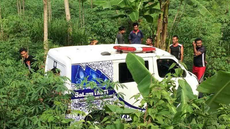 Gara Gara Burung Cucak Rowo Ambulan Parpol Terperosok Ke Ladang Kh