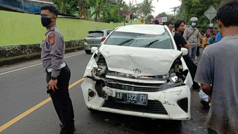 Tabrakan Beruntun Di Patuk Libatkan 2 Mobil Dan 2 Motor, 1 Korban ...